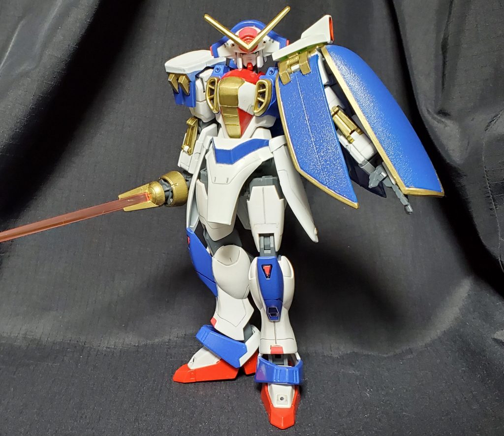 フェニーチェにローズらしい外装を切り貼りしたら大体出来てました。顔はF91を移植し、胸部中央はパテで作ってみました！マントシールドの可動処理をしてはみましたが、技術が足りず、20°くらいしか得られませんでしたが、無いよりいい！