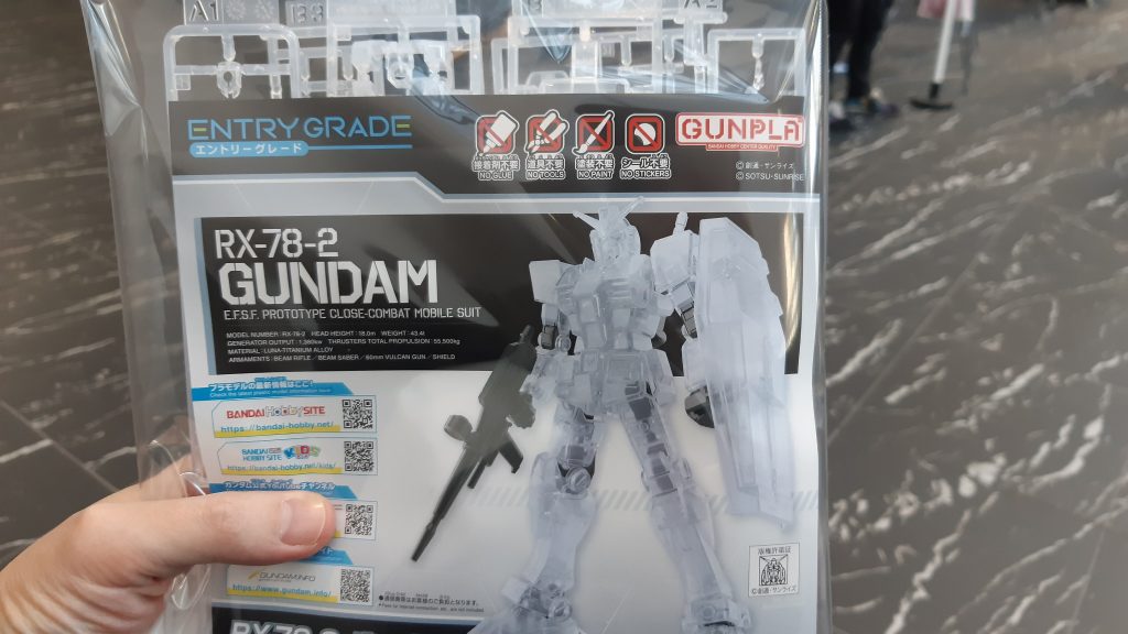 元は全部無色クリアでしたが、傍目にガンダムと分からないので一部着色しました。