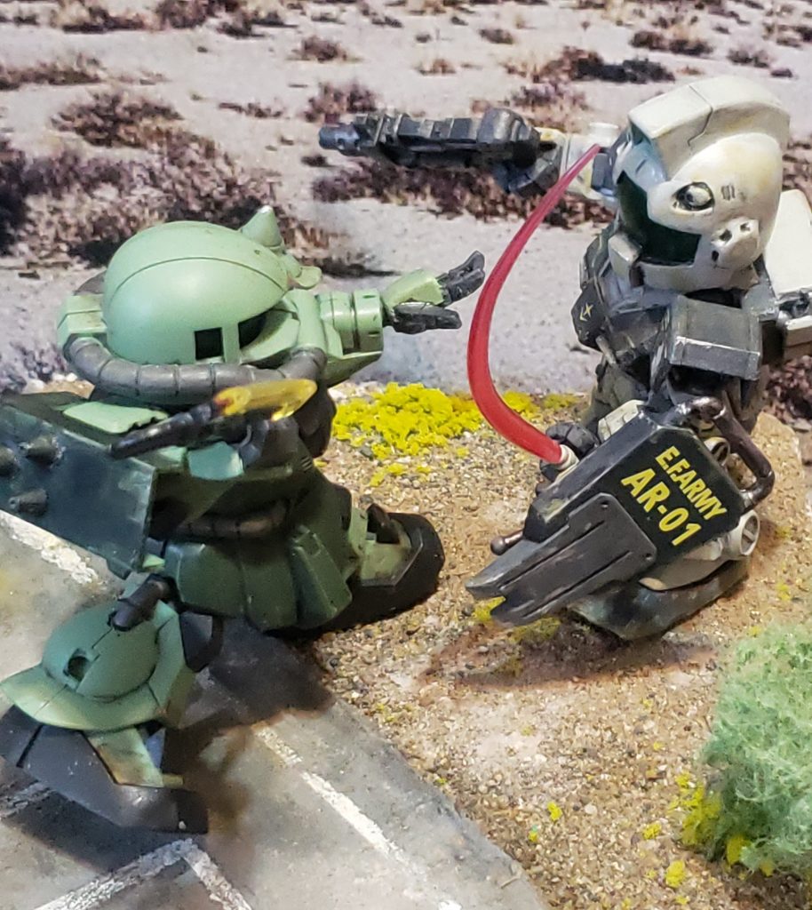 ビームサーベル直線のものと、アクション用の湾曲した物の2種類を用意しました。