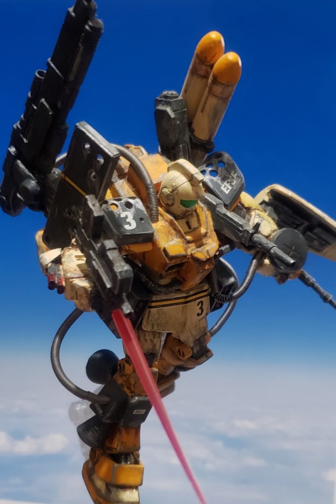 マニピュレーターが塞がっているため、ビームサーベルユニットは腕に直接取り付けられています。