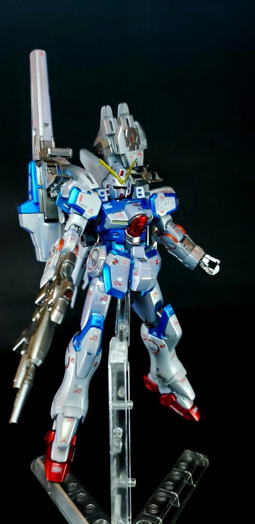 また、Aパーツ、Bパーツ、Cパーツやコアファイターに分離することも可能で、そこにミノフスキー・シールドやメガビーム・キャノンをウェポンプラットフォームを介して水平に装着可能[109]。3倍ほどにもなったメイン・エンジンの出力[112]によってテール・ノズルと補助スラスターが強化、肩と膝の装甲も大型化されている[113]が、フレームはVガンダムと同じであり、最大推力を出すと機体が分解することが作中で示唆されている[114]。