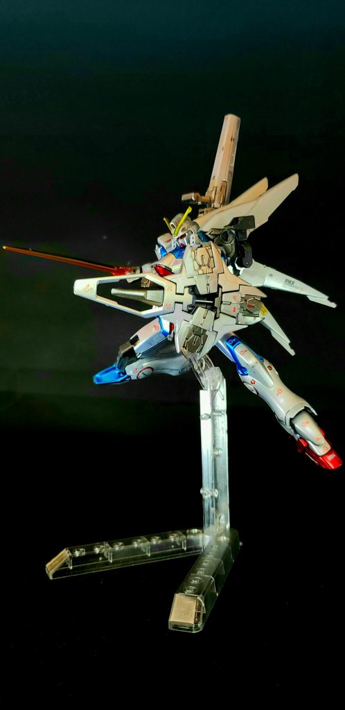 ミノフスキー・シールドバリアビットを3方向へ射出して、空間にビームの幕を形成するビーム・シールド[109]。他の機体のジェネレーター出力では使用できるものではないが、オリファーのVガンダムヘキサが使用する際にメインエンジンをカットして使う方法が示されている[117]。小説本文中ではこのシールドが発する光の粒子をファラ・グリフォンはメガ粒子とは違うものと認識し、ウッソも「ミノフスキー粒子がバリアーになってくれている」と説明している[117]。最終決戦においてはゴトラタンのビームサーベルにシールドごと両脚を切り落とされている[118]。