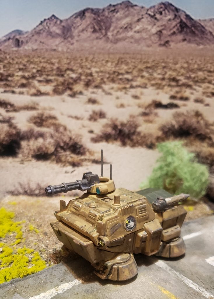 全体に塗装を施した他、針金でアンテナを付けています。各センサー、ライト類は市販のクリヤーパーツを使用しています。WD隊エンブレムはHGUC付属のステッカーを使っています。