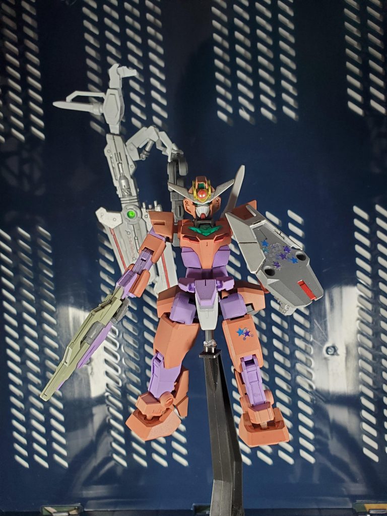 完成してからGUNSTAに実物が載ってることを知ったので色々違いますしオリジナルでくっ付けた装備とかもあったりします。女の子の機体、と言うことで……腿と盾に100均で買ったネイルデコレーションを貼り付けています。盾に貼ったラメが鱗にしか見えない不具合!暗い夜の闇に飲まれないよう必死になって瞬いた六等星をイメージしたのに!w………キャプテンジオンの動画でガンプラ作りを学んだとあったので、きっと他にお役立ち情報をキャプテンジオンが紹介していたのだよ!とかいう脳内妄想です。でも実際100均はモデラーにとって資材の宝庫なんで間違っては無かろう!きっと、めいびー……