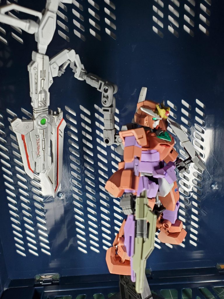この機体を象徴する武装「ビルドボルグ」の装着方法はこうなっております。毎度お馴染みのアームアームズの連結です。先端はカレトヴルッフのパーツを使って懸架しています。あと何気に勝手にビルドボルグのデカール自作させて頂きました。可愛いよりカッコいいになってしまった。だが悔いはない。(少しは悔いれ)