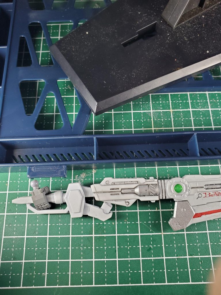懸架アームの接続部に、拳銃の撃鉄のようにロック用のアームを差し込んでしっかりとロックさせてます。現物と大違いな部分ですが、割りと気に入っていたりします。守次さん、ごめんなさい。