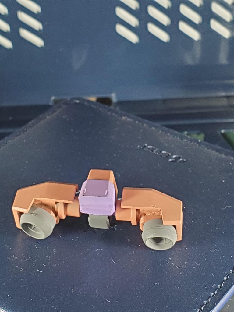 制作中の写真を失くしたので完成品で失礼。オリジナル装備の「コメットホッパーブースター」です。主に機動性と空中制御能力を向上させる目的で作成しました。……すいません、嘘ですw本当は腰の辺りが寂しかったので、なんかリボンみたいなの付けれないかと試行錯誤した結果、何故か出来上がったのがこれです(笑)ちなみにこれはレギンレイズのジョイントパーツと、リーオー本体から切り離した腰部のブースターを、WAVEのプラサポ3mmジョイントで繋いだものです。