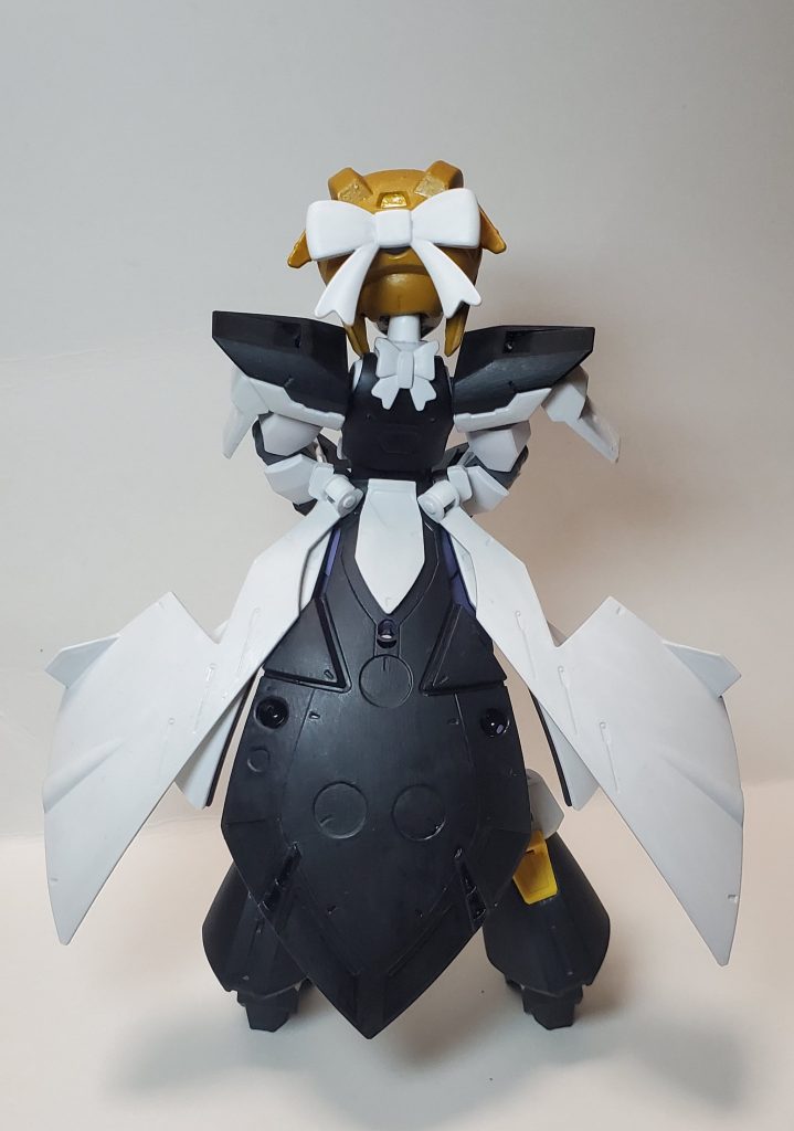 後ろから展開したスカートのパーツはエプロンの後ろ紐に見立てて、常にヒラヒラさせています。製作途中では頭のリボンが黄色だったのですが、白にしました。