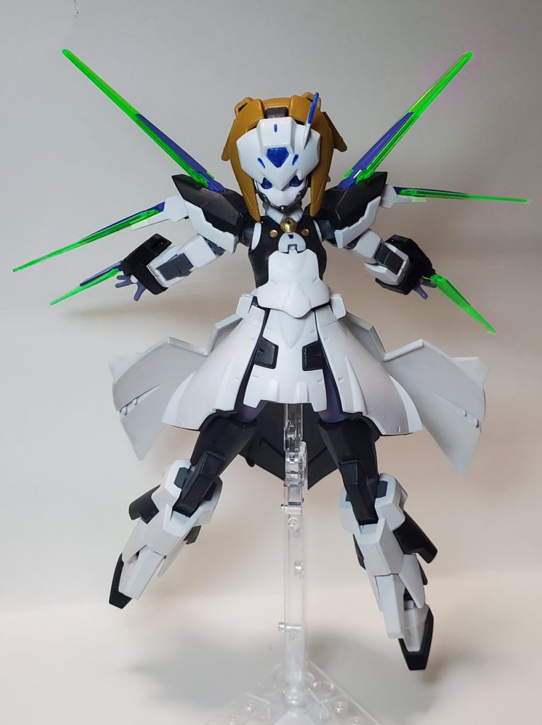 FXの手足なので、もちろんCファンネルも使えます。肩からCファンネルを展開した状態を本人は｢フェアリーモード｣と呼称しているそうです。そして皆様、メイドと言えば、｢アレ｣ですよね…？