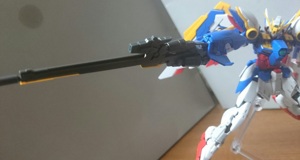 ・バスターライフルすっごい長い。長すぎて手首が負けてる程に長い。カートリッジは取り外し可能(取り外しにくければ、取り付けにくくもあるけど)。予備カートリッジが三発×2つ付属しており、腕に取りつけ可能っス