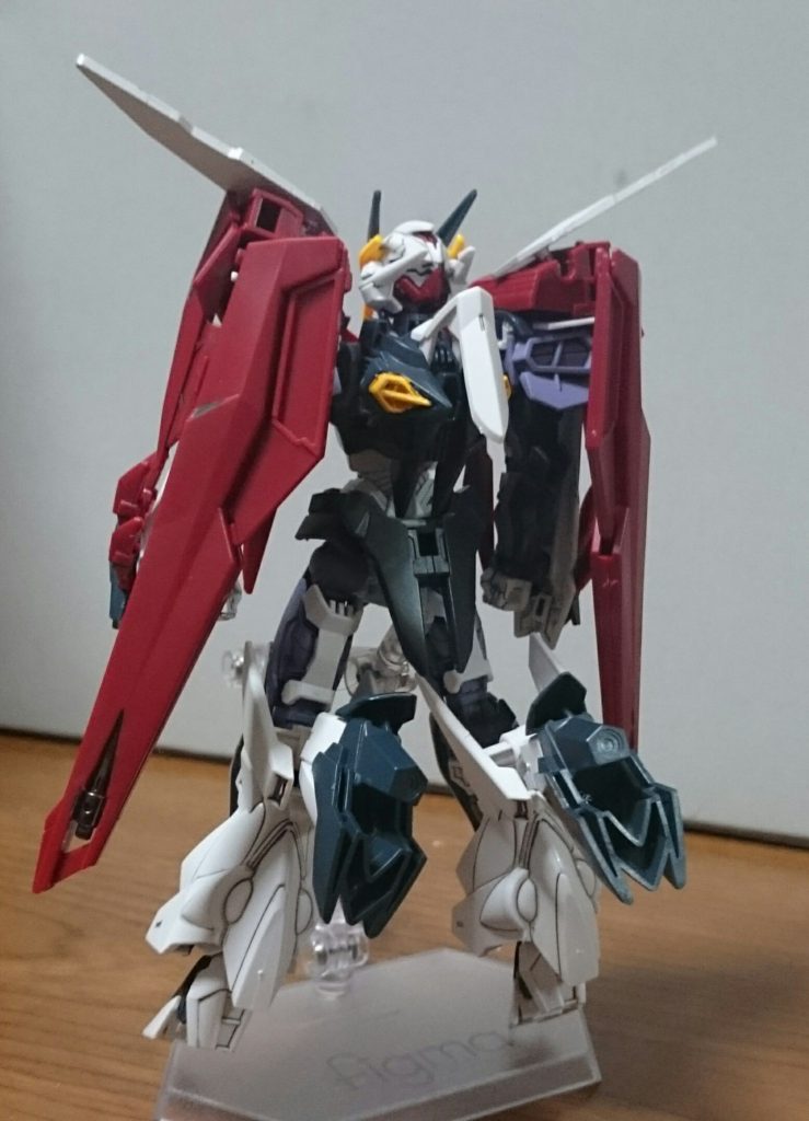 ・クアドロ・背面レベルソのパーツがちらほら。しかしイエローのランナーがあるのに胸部がシールor塗装とは…あと肩の白いパーツも赤だったので、マーカーの全塗装はきつかったっス……