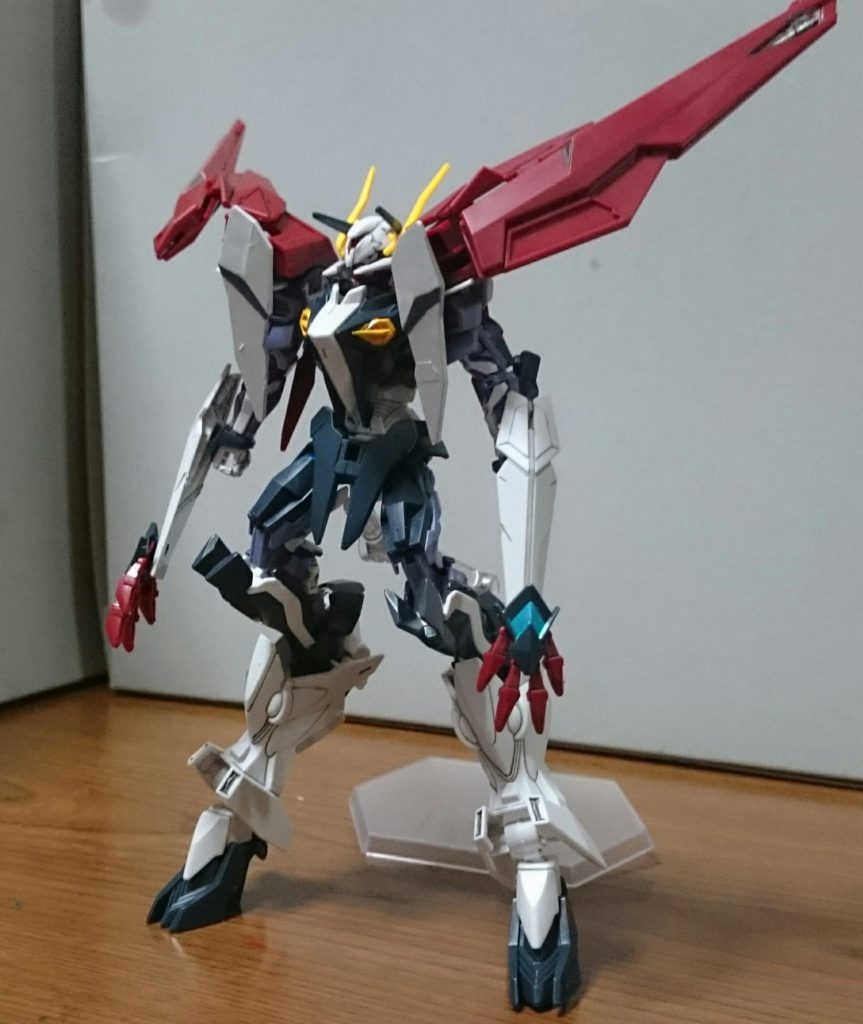 ・レベルソアンシュ担当の格闘特化型のフォームっスね。ルプスレクスと似た雰囲気が、というか顔がモロバルバトス系スね。ロープバスターライフルはこの形態だと姿勢制御用のアクティブバインダーとなってるっス。足の関節はユーゴーのように逆関節というわけでなく、足先に関節がもうひとつ増えた、といった感じっスね。……ちなみに膝の可動域は画像の状態が精一杯で、90°も曲がらないっスまたこちらはシール多めになってるっス。顔のホワイトはシールor塗装。