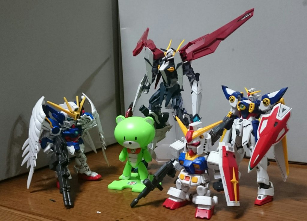 ・最近作ったもの、押し入れから発掘したものとサイズ比較比較対象はSDナナハチ(SDフレーム)、SDゼロカス(CSフレーム)、プチッガイ(セブンイレブン限定)、HGACウイングガンダム。いやー、結構でかいっスね。それにロープバスターライフルが広がってるので、横にもでかいっスでは以下アクションっス～