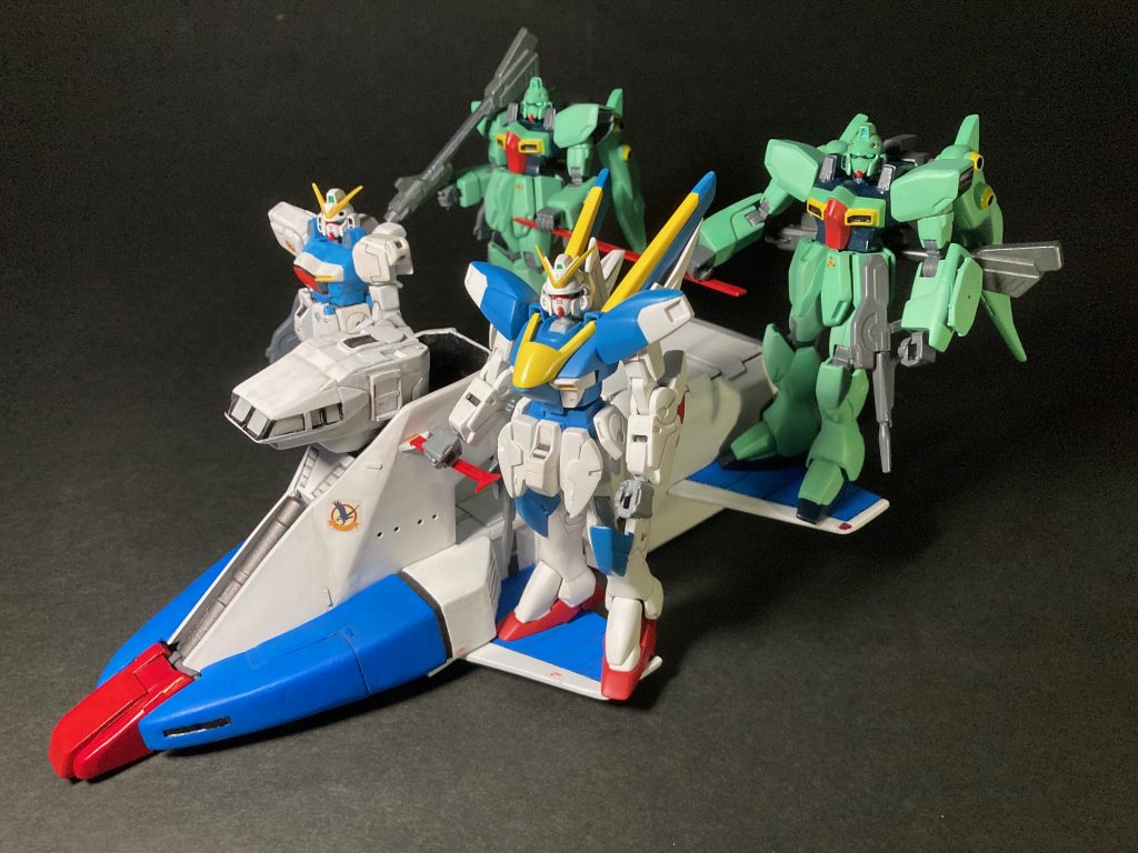 マイナーなメカなので解説長めです。このように4機のモビルスーツを搭載して航行可能、月面から地球、ブースターを付けて宇宙にあがり、敵主力艦隊の中心部に流され、いろいろあってまた大気圏突入・・・本当に大活躍の「軽巡洋艦」です。