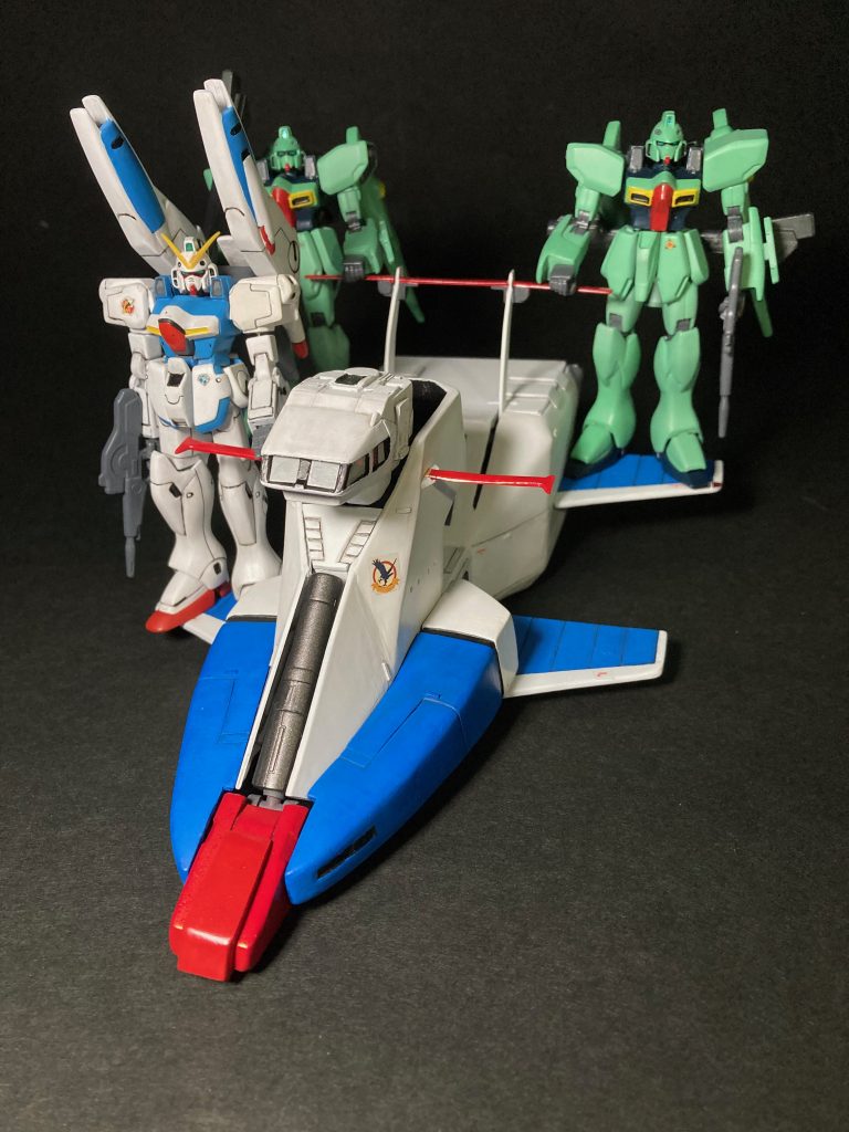 とても狭そうなブリッジ、そこに乗り組むのは、艦長らしき身重の女性を除けばみんな子供で、しかもオムツを付けた赤子と犬まで乗せてます!さらに艦長自らV1に乗って出撃します。悪役としてカテジナさんは有名ですが、マーベットさんも一筋縄ではない、なかなかの女性だと思いますがいかがでしょうか?