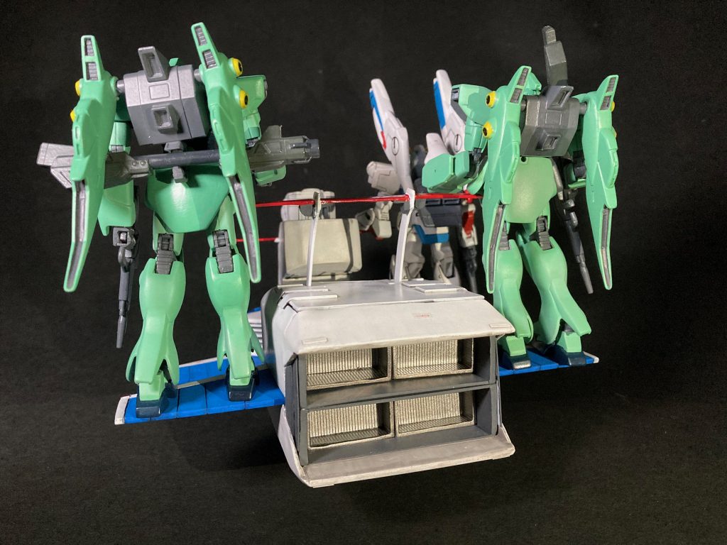 劇中では翼の上に15m級の小型MSを載せて浮遊、推進装置的なものは機体後部にしかなく、それでも垂直方向に上昇下降する、とても未来感のある艦です。翼に載せているのは全て投稿済みの作品たちです。