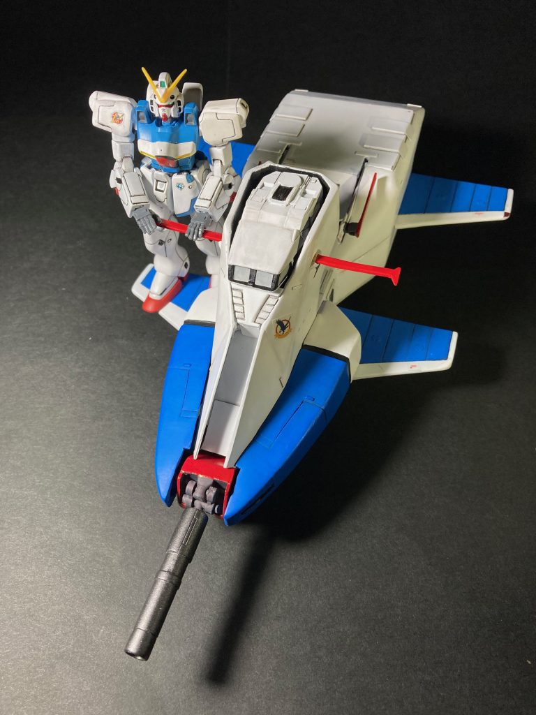 武装はミサイルと大型ビーム砲1門だけ、ブリッジは本体に収容できます。差し替えなしで変形可能!!!っていうか、ほかに見せ場のない作品です。