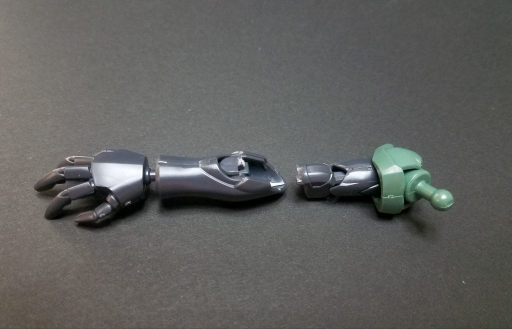 曲げるのに負荷がかかる部分のプラ厚が薄く、曲げたらとれて(折れて)しまった…しかも一度瞬着で直したのに撮影中また折るというorz 頭のポロリよりもヒジ関節の破損が気になってしまいます。なぜ当時のBANDAIはこれでOK出したのか…(折ったのが悪い)。でもヒジ関節以外は満足!これから作る方はお気をつけてくださいまし。
