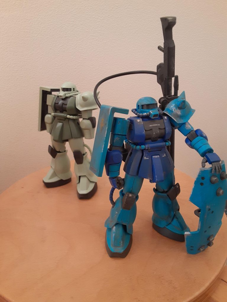 最後に素組みのザクとパシャリ。初めてのエアブラシでの全塗装は大変でしたがかなり楽しかったです。普段あまりしない、デカール貼りやウェザリング、ダメージ表現などをしたのでかなり勉強になりました。もっと腕を上げて行きたいと思います。見ていただきありがとうございました。よろしければ感想やコメント、ダメ出しなどお願いします