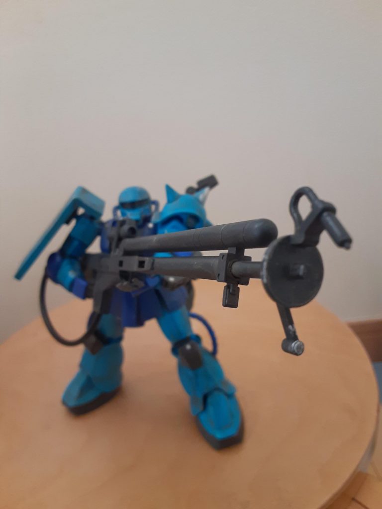 電磁砲を構えるとこんな感じ。LMHGエヴァ初号機のものを改造して取り付けております。ザクのケツに電磁力発電装置がついており、そこから電気を供給して打てるようになっているという設定です。