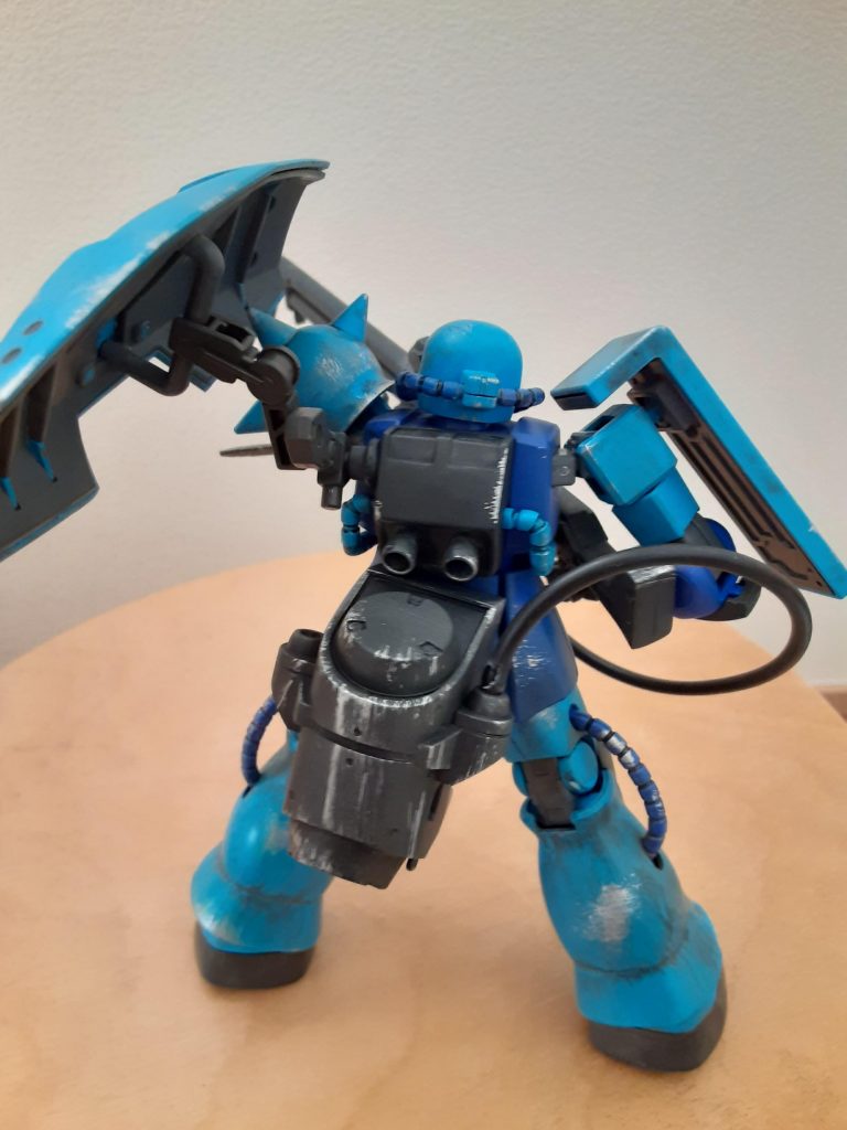 後ろから見るとこんな感じ。ケツの電磁砲発電装置はモビルワーカーのを使用。1枚目のシールドもモビルワーカーです。このキットにはバーニアがついていないため、ジャンクパーツから拝借。