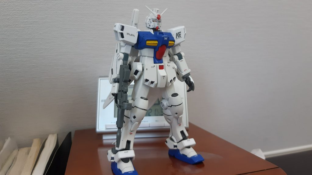 15年前、当時のモデルグラフィックスを参考に、力量を省みず弄ったと記憶してます。＜15年前の作業＞胴体と腿の延長、一体化してた膝頭の黒パーツと膝下パーツ作り直し、黒い四角部分の開口と裏打ち、ビームライフルのスコープを肉厚化、首のボールジョイント化(失敗)です。手首はwaveのてっちゃんを使いました。＜今回の作業＞変色した塗装のやり直し、細かい箇所の組み立て、デカール、トップコート。15年前の自分に負けてます。