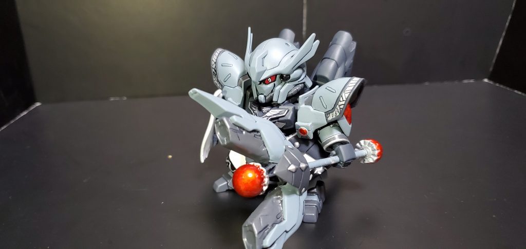 素体はEX-STANDARDのシナンジュです。背中にはシナンジュの肩とバックパックの一部を組み合わせたものを着けて派手にならないサイズにしています。腰のローブは、あったほうが魔術師っぽいかなーと思い着けました。あとは司馬懿と魔竜剣士ゼロガンダムからパーツを拝借しています。