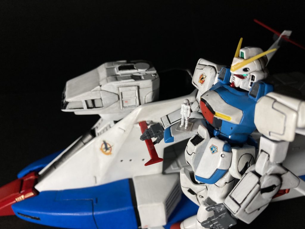 同スケールのノーマルスーツ姿のフィギュアを無理やり立たせ、V1とあわせて撮ってみました。いかがだったでしょうか?作例がほぼないメカに、ただ過去作を載せたいという情熱で、長〜〜い時間をかけてしまったなぁという感慨はあります。とはいえ、同時に作風を変えたいなぁ〜とつくづく思いました(苦笑)。最後までご覧いただき、ありがとうございました。