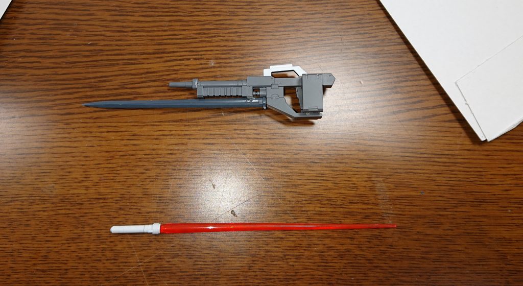 武装は・gnソードライフル キュリオスのシールドニードルとサブマシンガンをベースとしている。・gnビームサーベル ジンクスと同様のもの。太腿横に装備する。