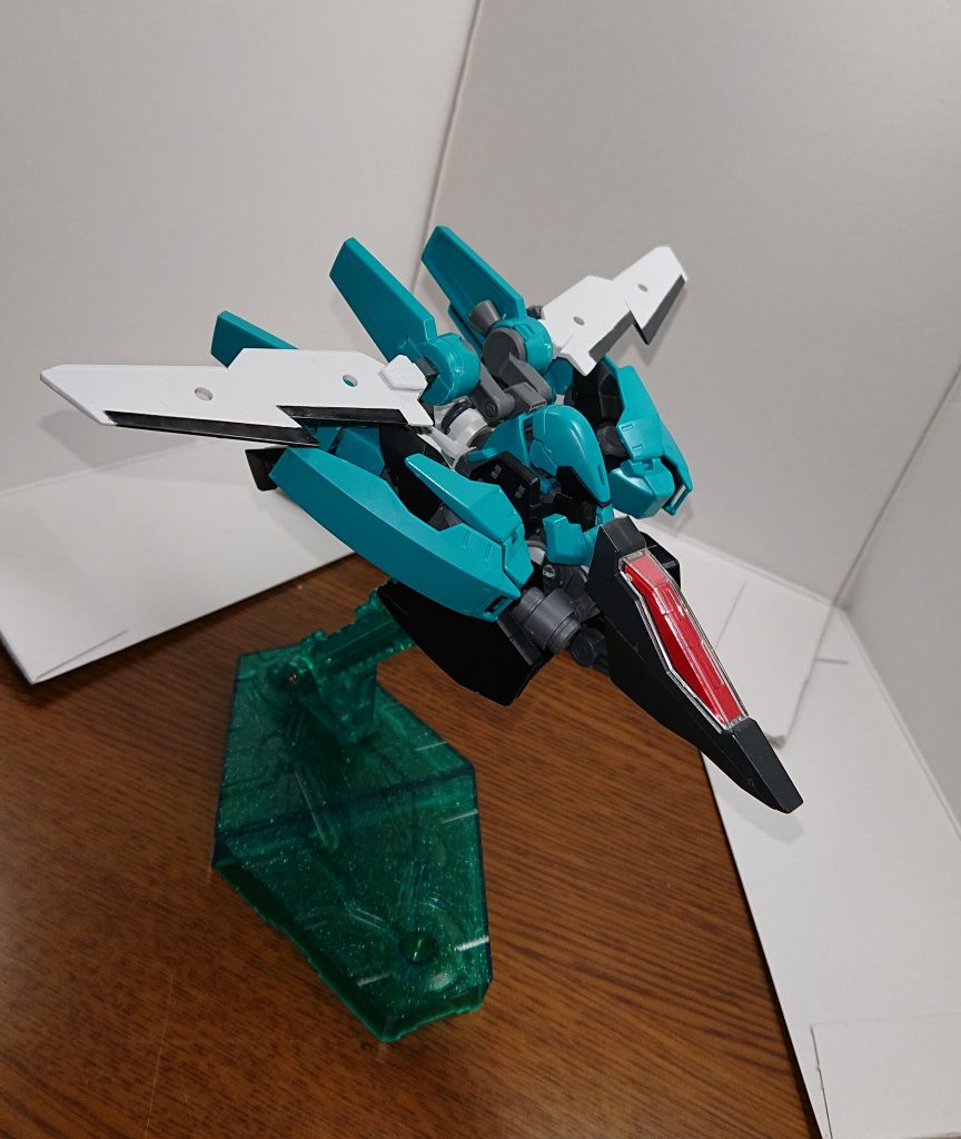 キュリオスから引き続いた点は可変時のgn粒子制御方法でありその他はアヘッドが由来となる。