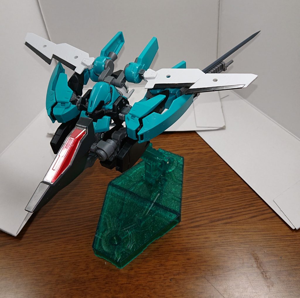 フラッグかモチーフという事で変形出来ます。手順は腰を前に動かして腕と足を背面へ移動。脚部スラスターと機首を移動させて変形します。パーツ差し替え無しです。