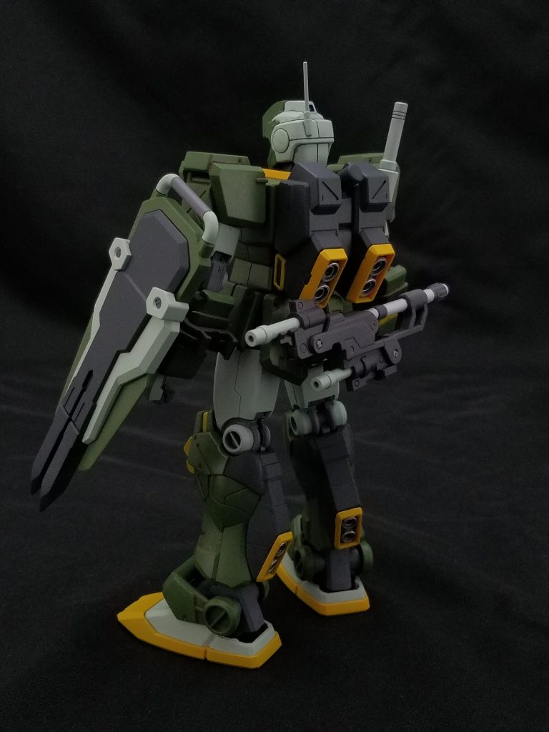 また、腰部リアアーマーにもネオジム磁石を埋めてい、オマケ程度に取り付けることが出来ます。因みに個人的好みの問題で、100mmマシンガンなどは取り付け出来ませんのでご了承ください。