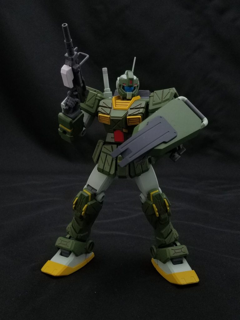 100mmマシンガンとショートシールドを装備。当初、ショートシールドは陸戦型ガンダムと同様のカラーリングにしようとしましたが、土壇場でストライカー基調に変更。