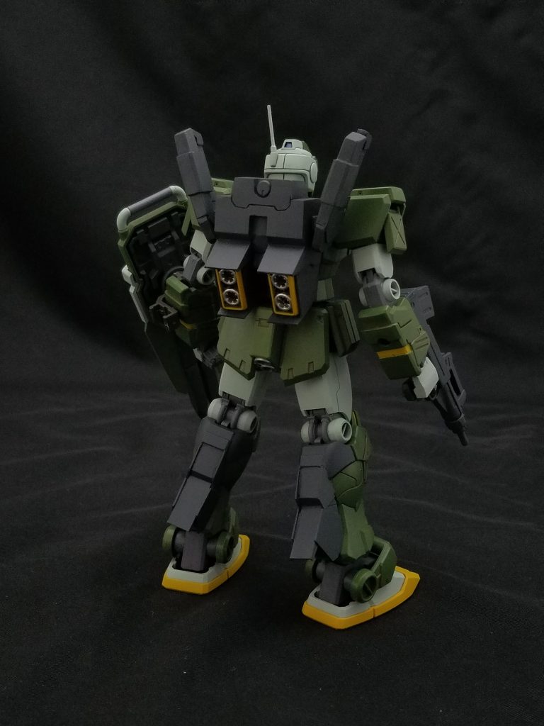 バックパックと脹脛スラスターを交換してジム・ストライカー改へ。実際、ストライカーとストライカー改の容姿の違いはこの２点のみです。