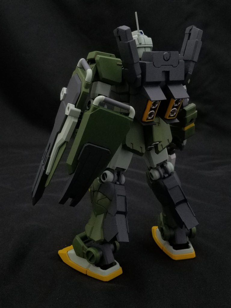 お遊び、その①。シールド取り付けパーツの空いた部分にショートシールドを取り付けてみました。左腕だけ、なんちゃってフルアーマー感になりましたが、何か好き(笑)