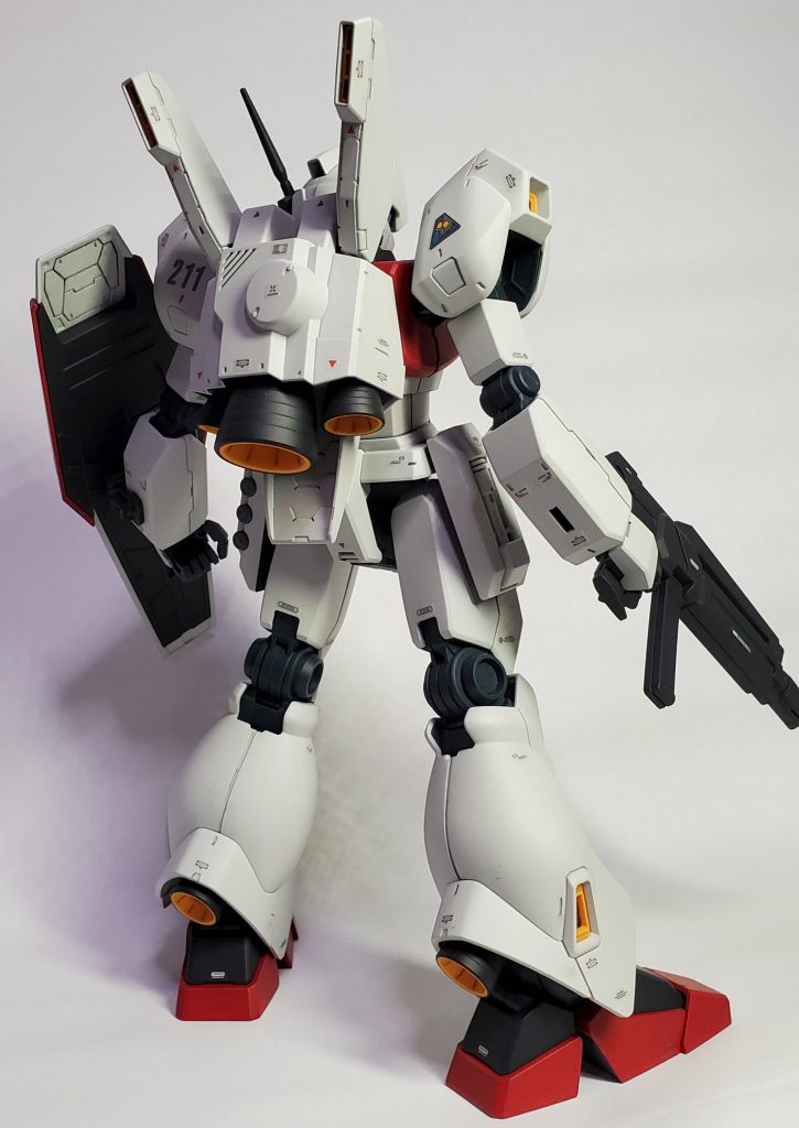 色はインシグニアホワイト、サザビーレッド、ラバーブラックを使用しました。マーキングは付属のテトロンシールを使用しています。最近のガンプラのシールはかなり薄くなっていて驚きました。