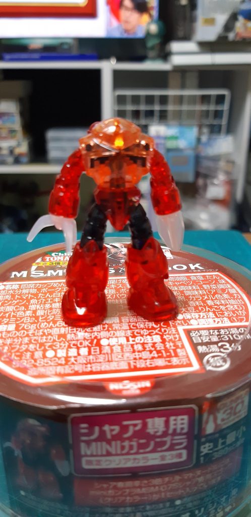 小さいながらモノアイのレール部分は開口されています。モノアイの辺りが光って見えるのは光の加減です。