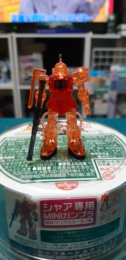 右手とバズーカが一体なのは少し残念ですが、黒の色分け等なかなかの物です。