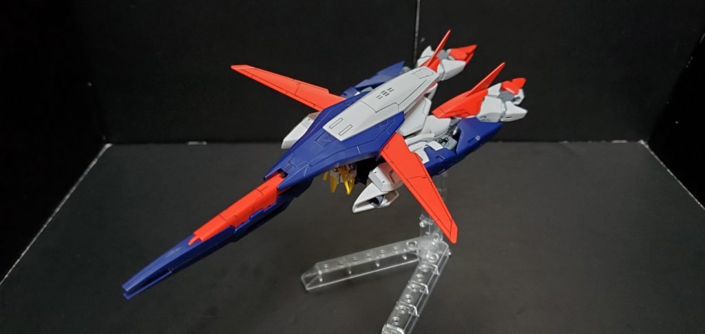 シャイニングガンダムをベースにしながら汎用性を持たせたガンプラ。飛行形態のシャイニングベルクートにも変形可能。