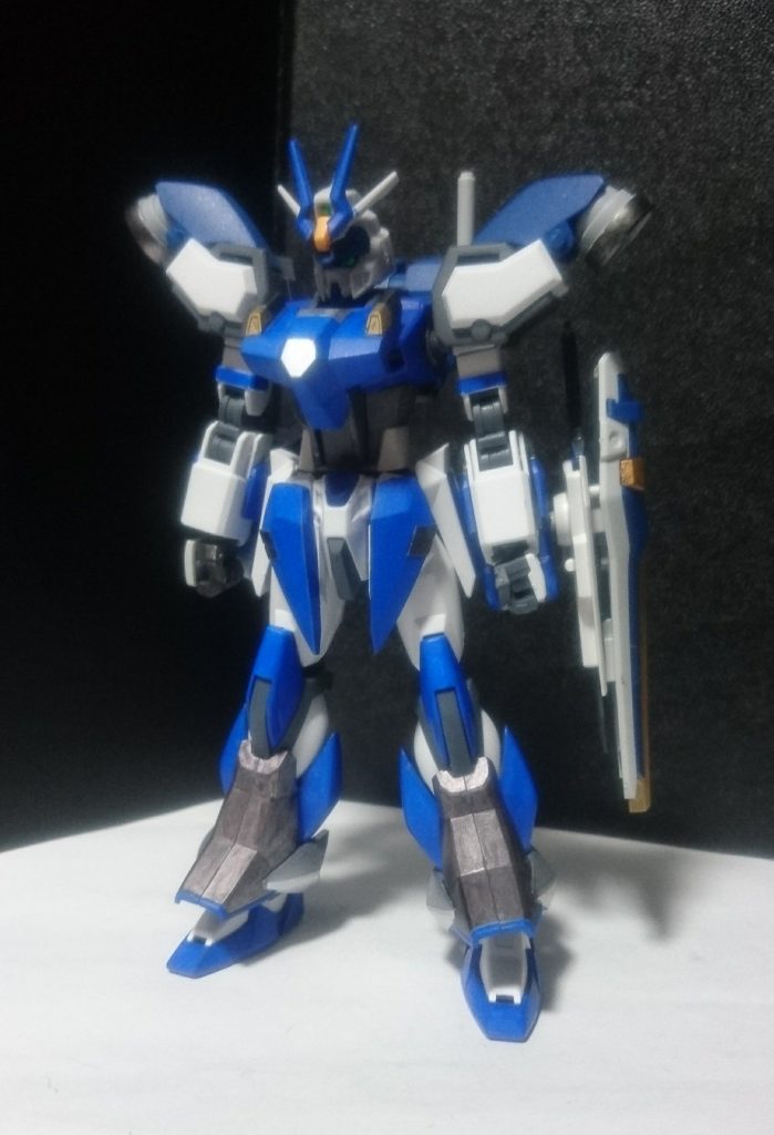主な改造ポイント・頭部のアンテナにガンダムヴァサーゴのアンテナを追加しました。・肩にはデュエルの肩のサブアーマーを接着し、隙間にバーニアを付けました。・胸部や腰部にはブルデュエルのフォルテストラパーツを接着しました。・腕にはブルデュエルのビームガン付きのパーツを装備させてます。・脚部はデュエルガンダムの膝パーツを2セットを側面に付け、フォルテストラのパーツを上から被せるようにして接着しました。