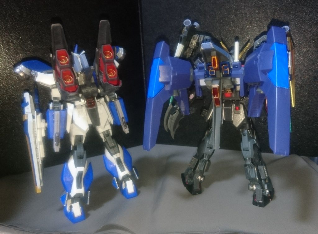 どちらもストライクベース機体なので、お互いのストライカーパックを交換出来ます。