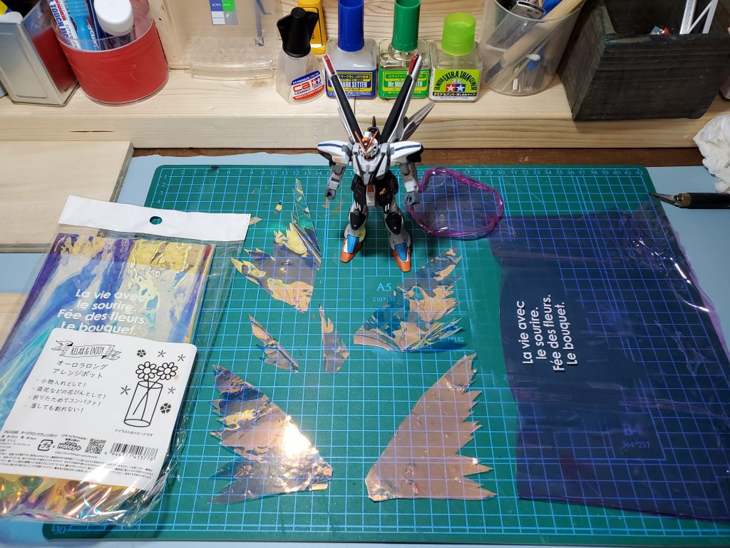 これが100均素材で、Seriaさんで調達！オーロラとクリアピンク、クリアグリーン、クリアブラックとあります、オーロラ→月光蝶、ピンク→一般的なビームエフェクト、グリーン→サイコフィールド、ブラック→関節などの目隠し？使えるかもですね！