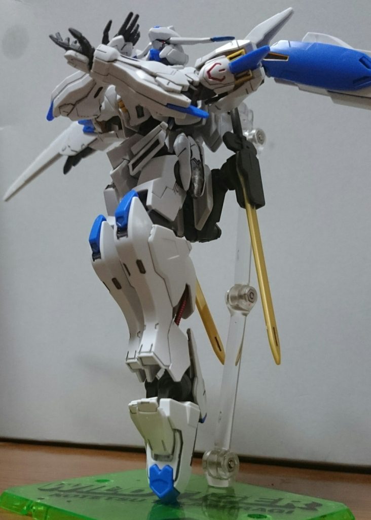 『今度の対戦はっ!』『マギーさんのガンダムばえるだぁー!』\マギーサマー!/バトローグ!さすがに劇中通りの腕のクロスは無理っス。腕の長さが足りないのもあるけど、それ以上に出っ張ったコクピット部分が邪魔で……