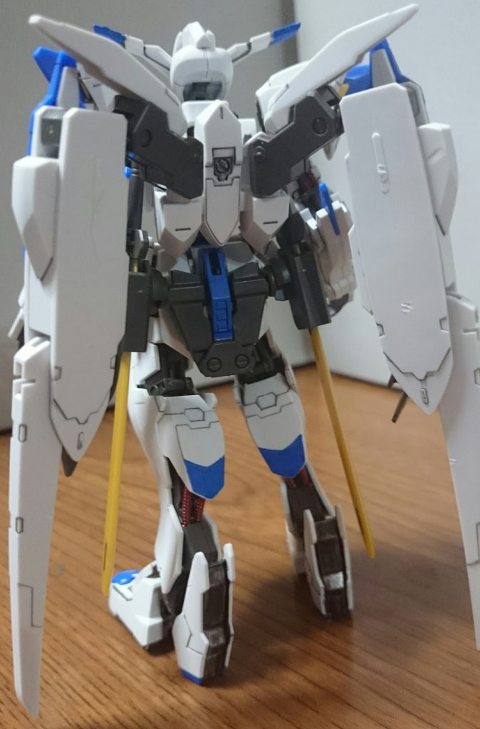 ・背面バエルソードのホルダーの中央部分が青いことを最近になって知った……各部の黒い部分はグレーを下地にヘビーガンメタリックで塗装、またツインアイと肩・股間の電源マークはピンクを下地にメタレッドで塗装。……すごーく久々にメタレッド使った…あとフレーム各部のコードはロイヤルメタレッドで塗装してるっス