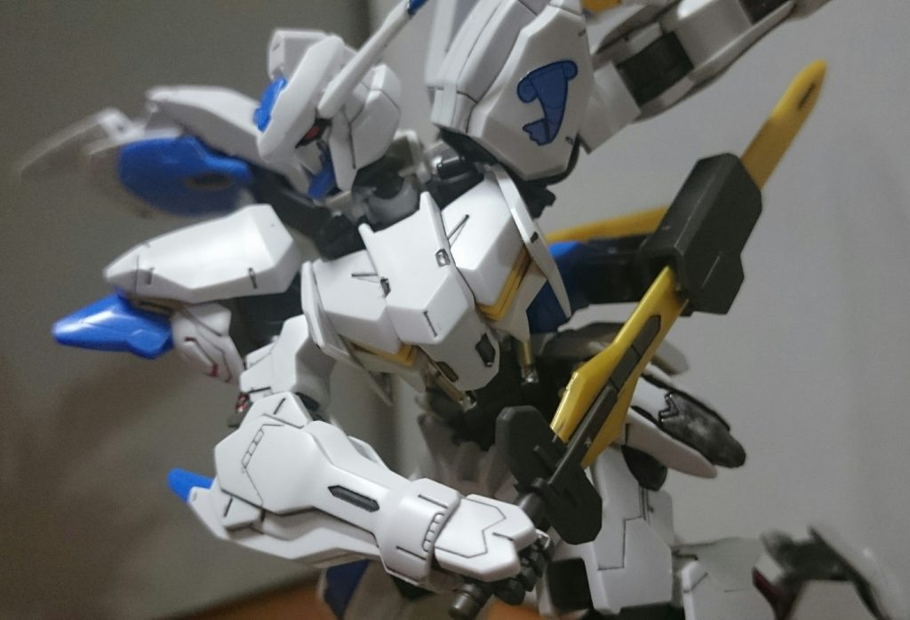 ホルダーからバエルソードを抜刀し……