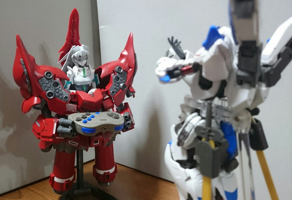 バトロー…………ぐ?なんかいろいろ違うって?そりゃ仕方ない。ベースカラーのメイも持っていないければ、流石にHGUC IIネオングも持ち合わせておらず……フツーのメイとSDネオングを使ってそれっぽく。メイの足は大腿部から下を外さないと流石に載せられないっスね。全面のカバーを外してIIぽくしてるっス。あとメイが使ってたコントローラパッドは持ち合わせがセガサターンのしかなく、サイズ的にハルユニットの方に持たせてるっス