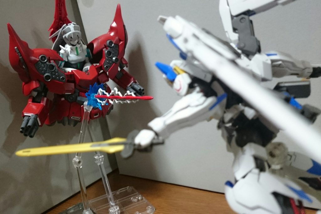 S.H.Figuartsのスタンドを使用してるんスけど、SDとはいえネオングは重量があるから支柱のネジを限界まで締めとかないと。落下して破損とかが一番こわいっス(>_<)