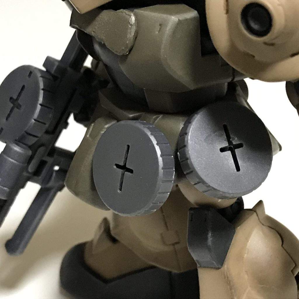 腰の予備弾倉2個は、以前に作ったザクの余剰部品です。ザクは何機も作っておくものですね(笑)