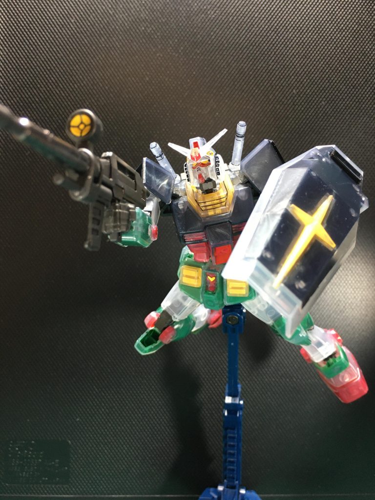 　本来リアルタイプカラーでは武装の色はノーマルガンダムと共通なのですが、シールドはプロトタイプガンダムをイメージしてあえて黒くしています。 