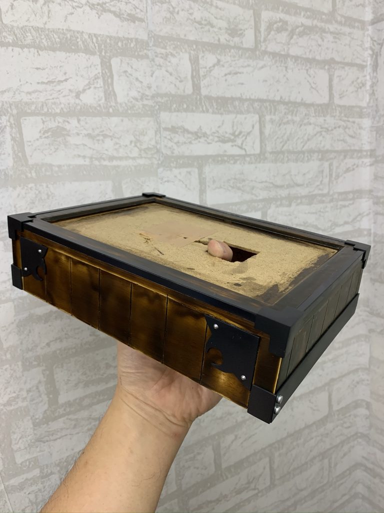 プラ板で周りの金具を製作し、ニスで仕上げました。 